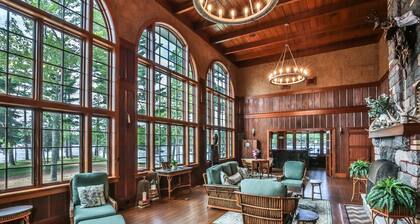 Lakefront, Historic Esate on the Eagle River Chain of Lakes! Sleeps 42