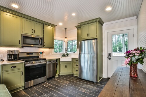 Cute little cottage on Catfish Lake! Couples get away!