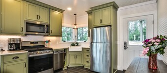 Cute little cottage on Catfish Lake! Couples get away!