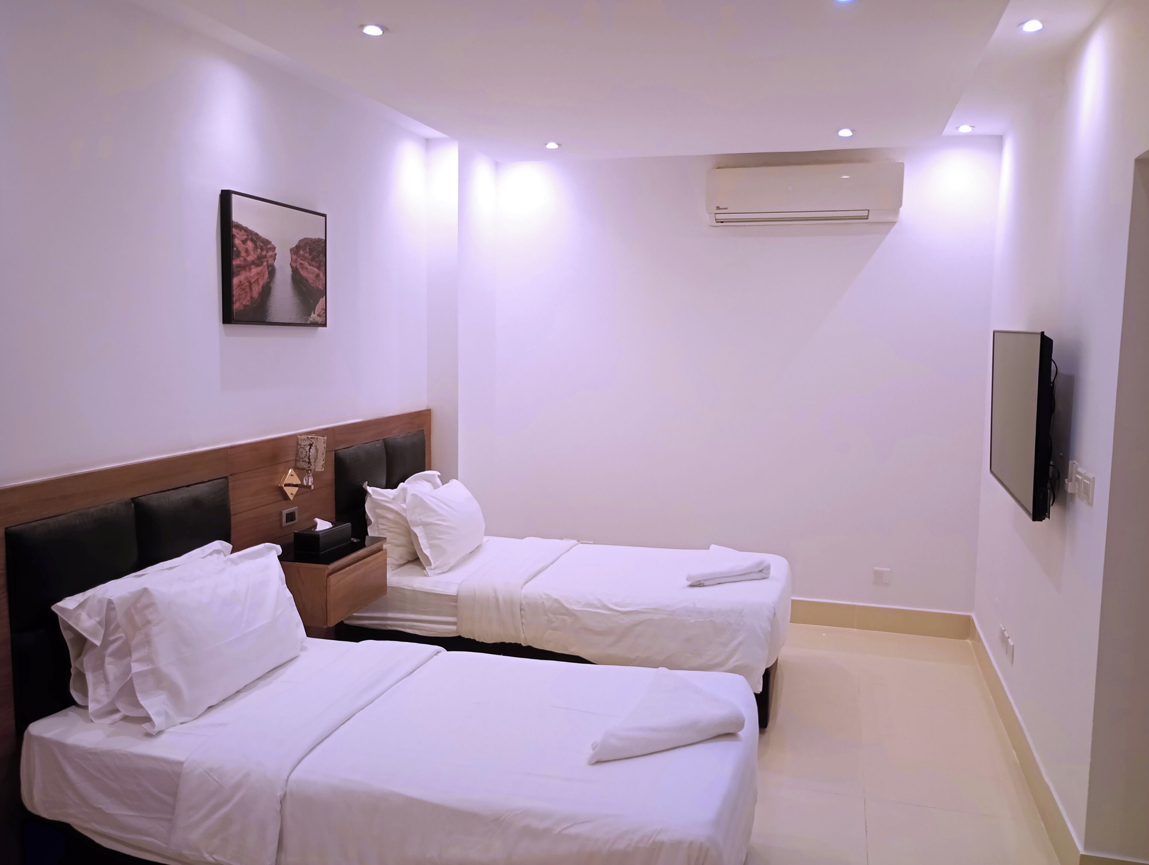Ropa de cama de alta calidad, cubrecamas, minibar y cortinas blackout 