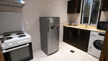 Appartement, 2 slaapkamers | Privékeuken | Een koelkast, een magnetron, een kookplaat, een waterkoker