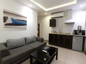 디럭스 더블룸 또는 트윈룸 | 거실 공간 | 프리미엄 채널 시청이 가능한 50인치 스마트 TV, TV, 벽난로