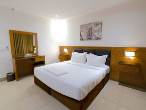 Ropa de cama de alta calidad, cubrecamas y minibar 