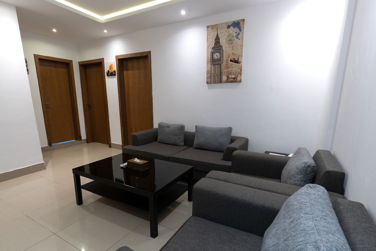 Departamento, 2 habitaciones | Área de sala de estar | Smart TV de 50 pulgadas con canales premium, televisión y chimenea