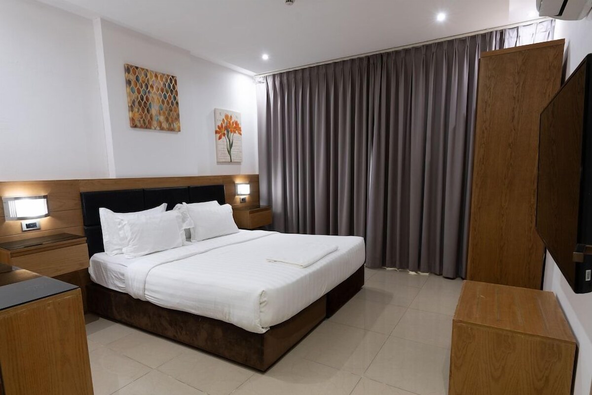 Premium bedding, down comforters, minibar, blackout drapes