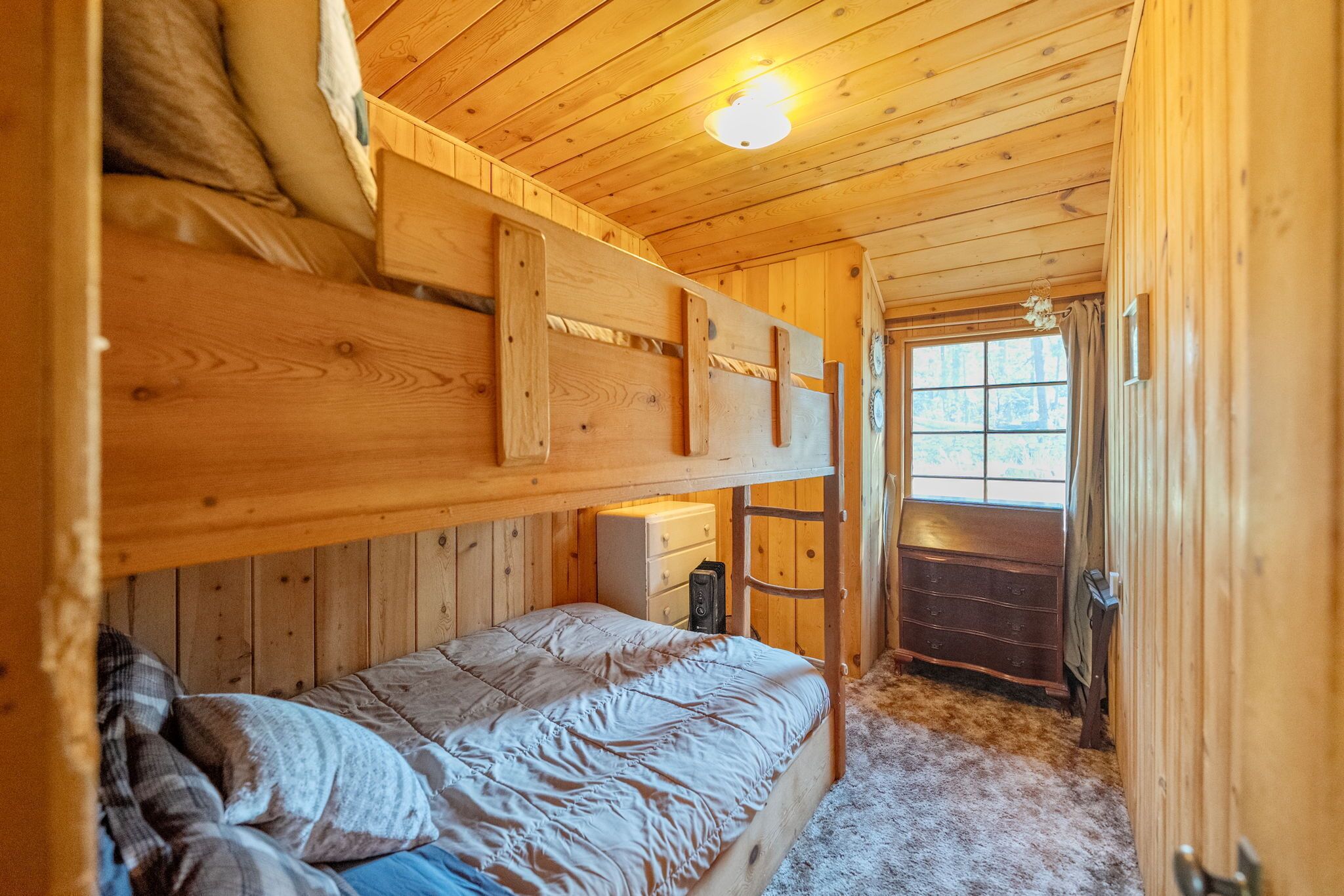 2 bedrooms, travel crib, WiFi (free), bed sheets