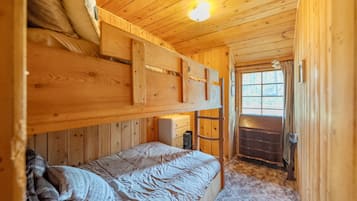 2 bedrooms, travel crib, WiFi (free), bed sheets