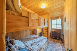 2 bedrooms, travel crib, free WiFi, bed sheets