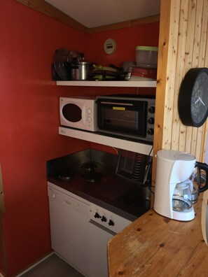 Réfrigérateur, micro-ondes, four, plaque de cuisson