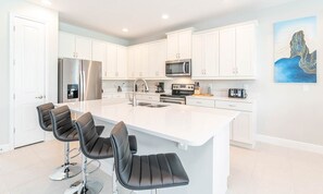 Fridge, microwave, oven, stovetop - Colorful Villa with Theater at Encore (Kissimmee)