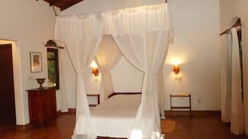 Escritorio, cortinas blackout y ropa de cama