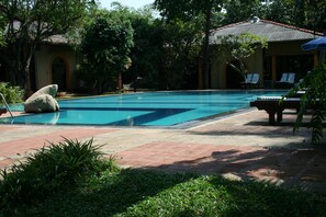 Außenpool, Liegestühle