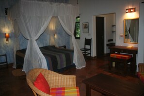 Doppia Basic | Una scrivania, tende oscuranti, lenzuola