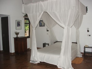 Escrivaninha, cortinas blackout, roupa de cama
