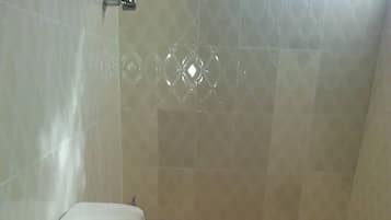 Ducha, toallas, jabón y champú