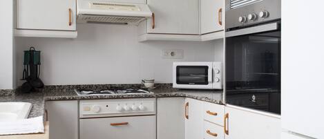 Refrigerador, microondas, horno y cafetera y tetera