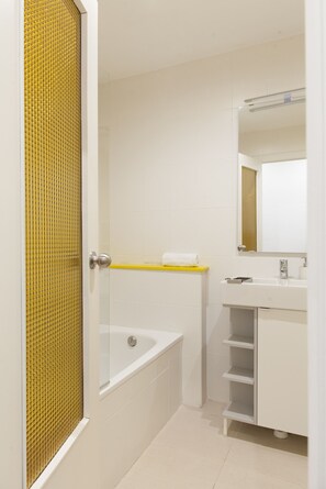 Badewanne, Haartrockner, Handtücher