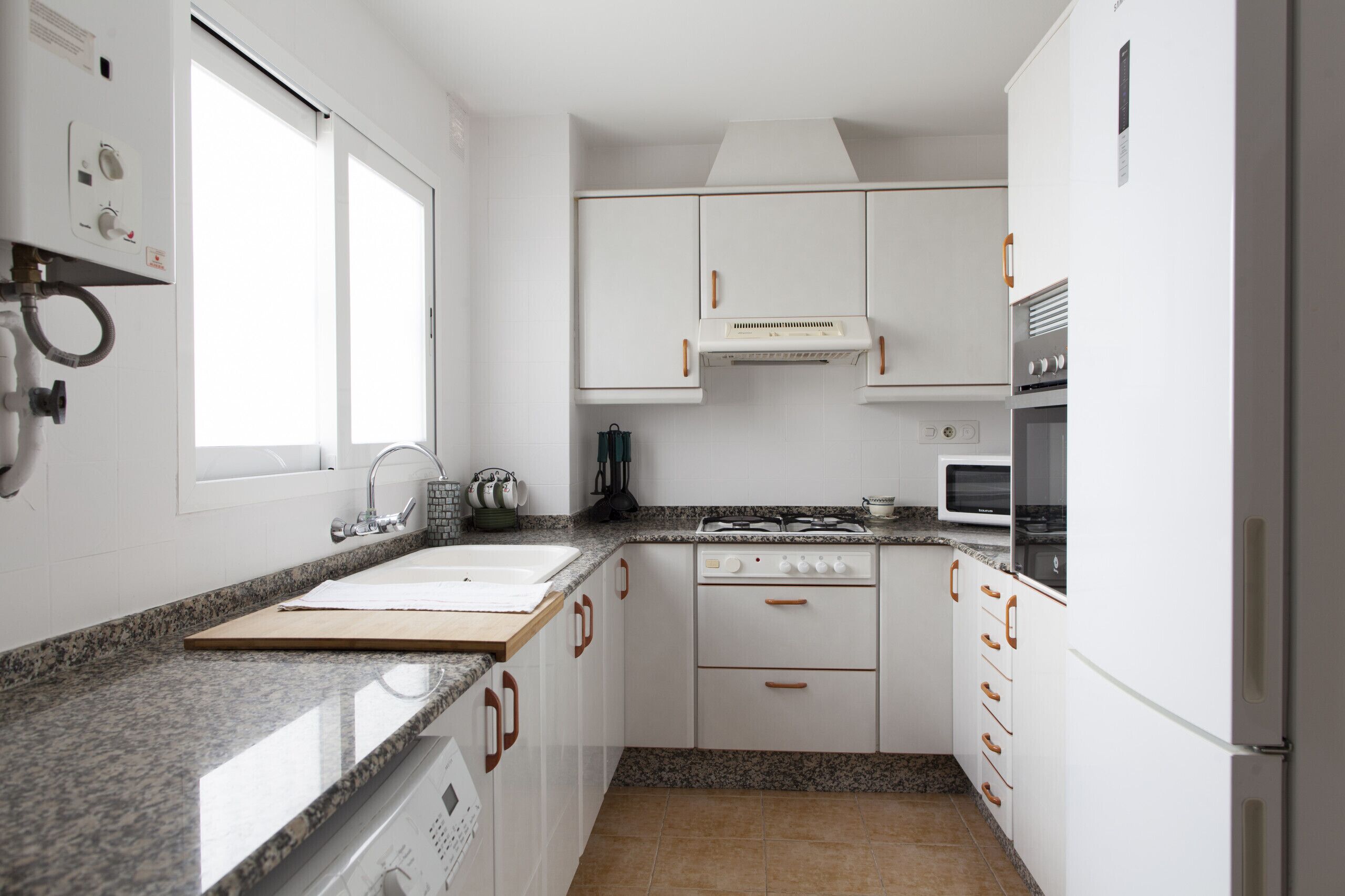 Frigorífico, microondas, horno y cafetera o tetera