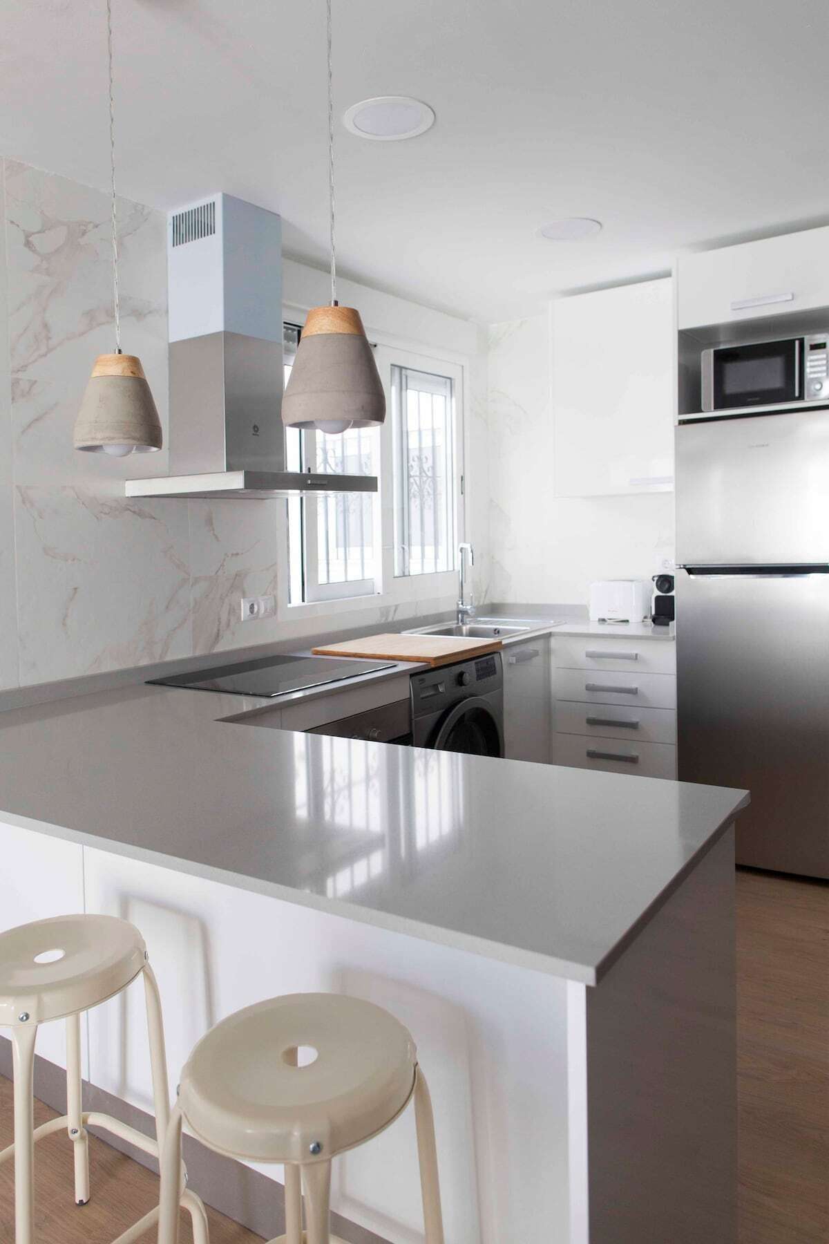 Een koelkast, een microgolfoven, een oven