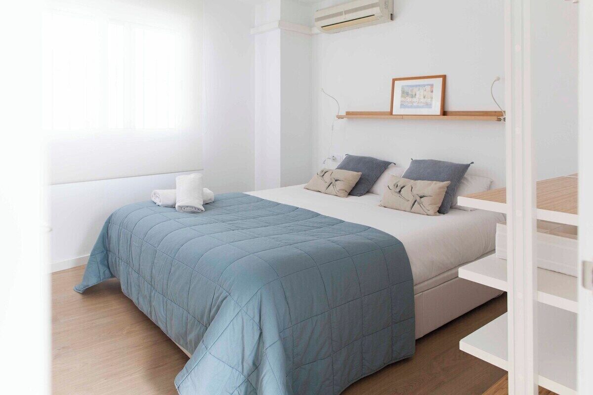 1 habitación, tabla de planchar con plancha, wifi gratis y ropa de cama 