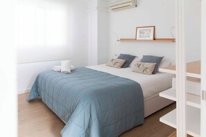 Tabla de planchar con plancha, wifi gratis y ropa de cama 