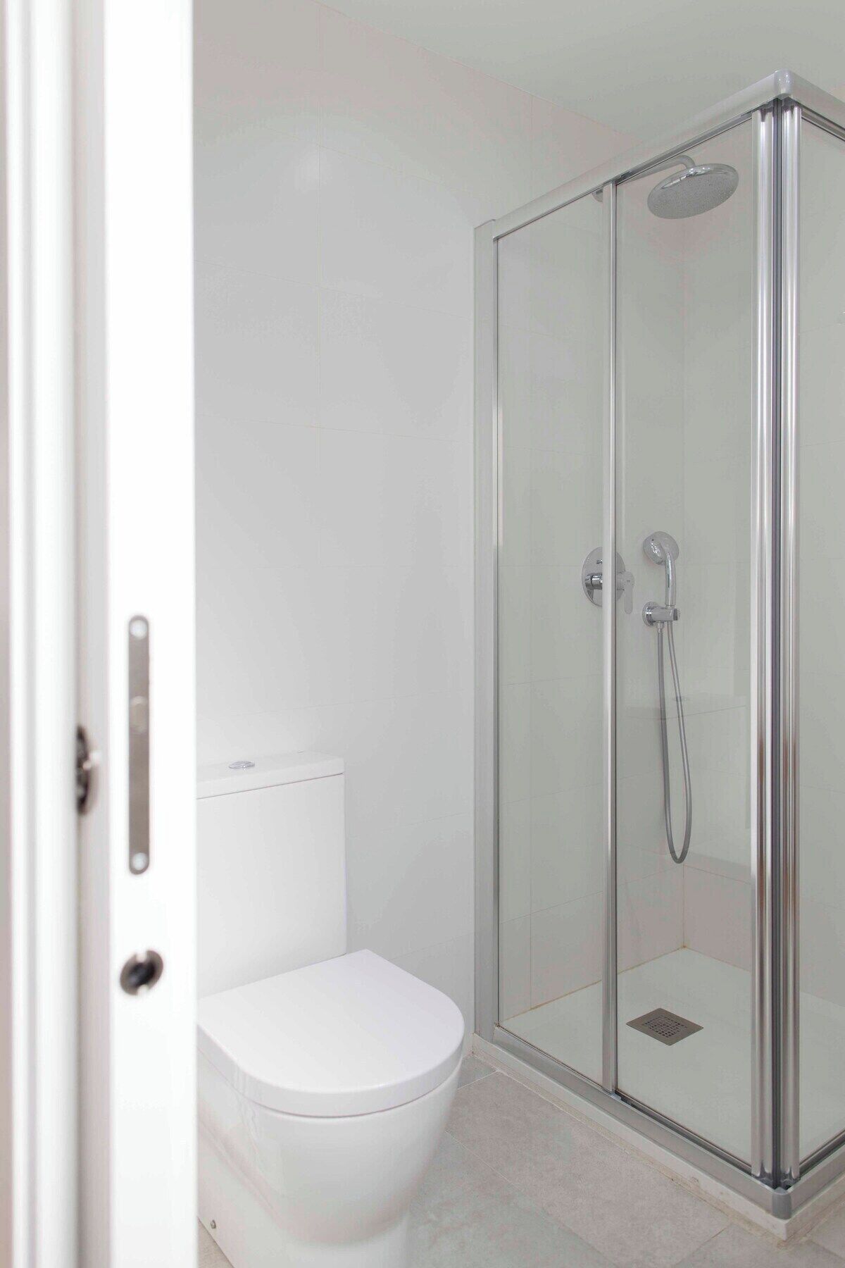 Ducha, secador de pelo y toallas