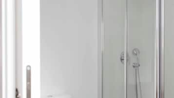 Ducha, secador de pelo y toallas