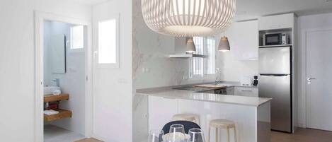 Een koelkast, een microgolfoven, een oven, een vaatwasser