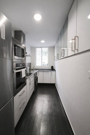 Fridge, microwave, oven, dishwasher - The Jardines del Turia apartment by Florit Flats (Valencia)