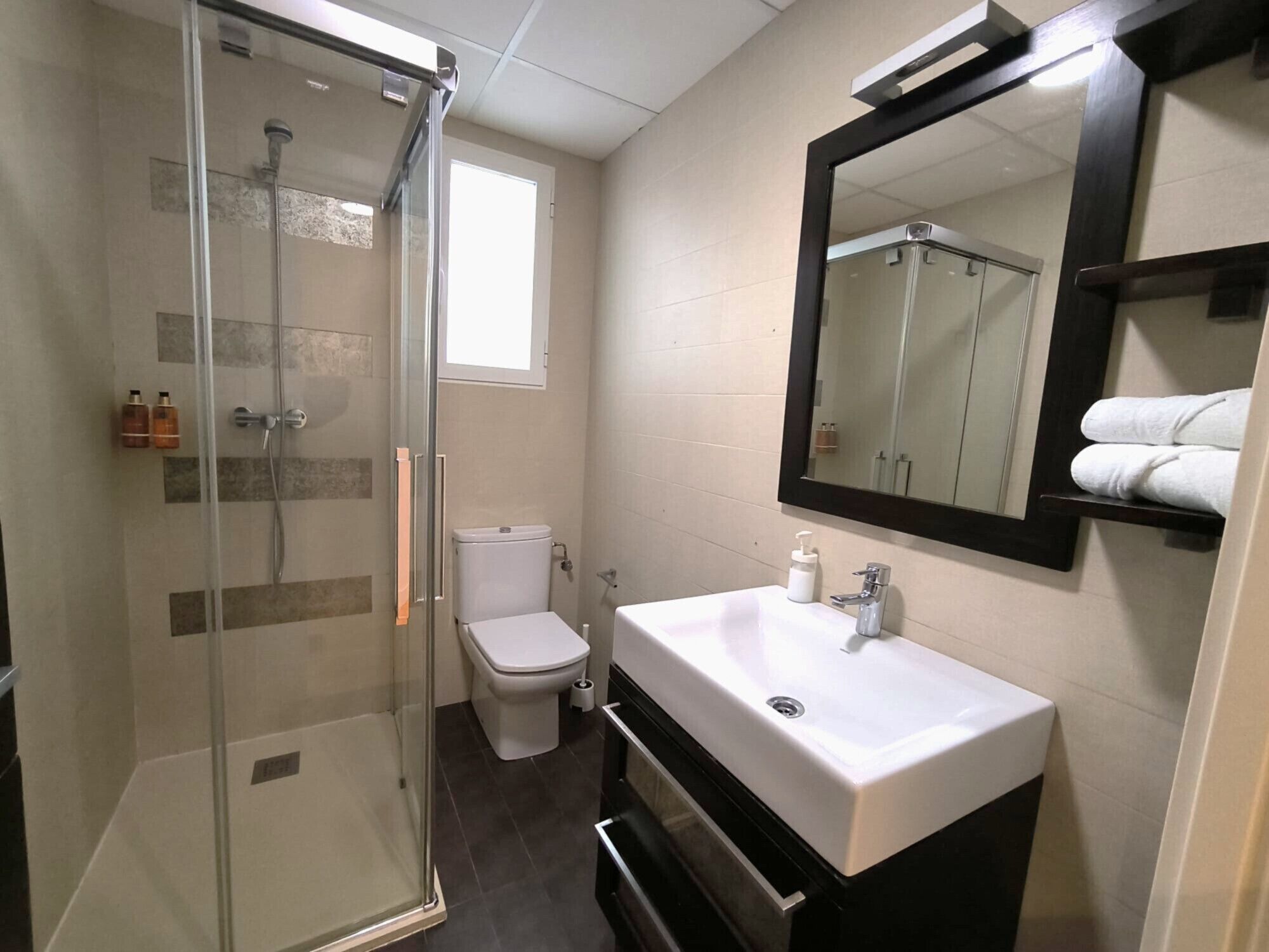 Een douche, een haardroger, handdoeken