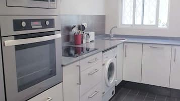 Kühlschrank, Mikrowelle, Ofen, Geschirrspüler