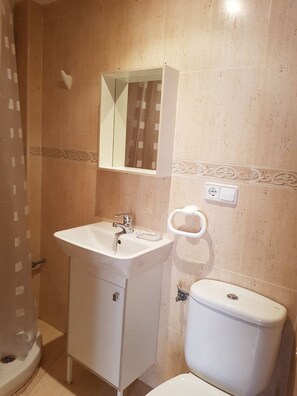 Shower, hair dryer, towels - Central Market Cozy One Bedroom Wifi Apartment (Valencia)