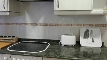 Een koelkast, een microgolfoven, een oven