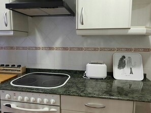 Een koelkast, een magnetron, een oven, een koffiezetapparaat/waterkoker