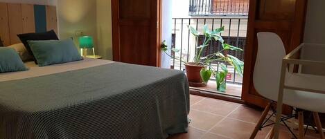 1 habitación, tabla de planchar con plancha, wifi gratis y ropa de cama