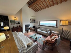 Een open haard en boeken