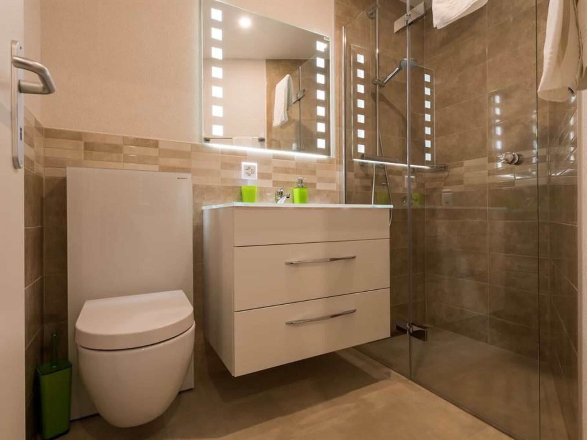 Wasser, Eigentum, Pflanze, Gebäude, Azurblau, Himmel, Fenster, Schwimmbad, Urban Design, Freizeit