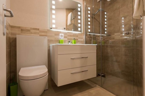 Wasser, Eigentum, Pflanze, Gebäude, Azurblau, Himmel, Fenster, Schwimmbad, Urban Design, Freizeit