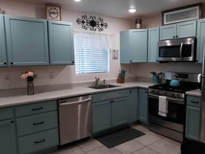 Fridge, microwave, oven, stovetop - Country house cabin Lazy Oak Ranch (Show Low)