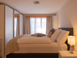 2 bedrooms, travel cot, free WiFi, bed sheets - Cosy apartment for 4 guests with WIFI, TV, balcony and pets allowed (Saanen)