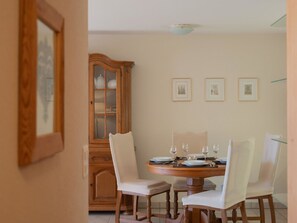 Dining - Cosy apartment for 4 guests with WIFI, TV, balcony and pets allowed (Saanen)