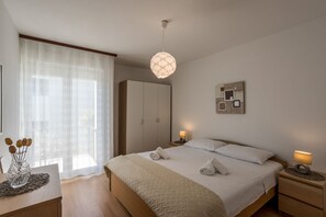 3 habitaciones, tabla de planchar con plancha, wifi y ropa de cama