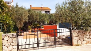 المنطقة المحيطة بالمنشأة