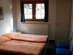 2 Schlafzimmer, Reisekinderbett, kostenloses WLAN, Bettwäsche
