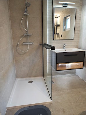 Dusche, Haartrockner, HandtĂŒcher, Seife