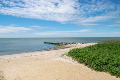 15 Minute Walk to Pleasant Street Beach!