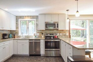 Jääkaappi, mikroaaltouuni, uuni, liesi