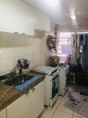 Geladeira, micro-ondas, cooktop, liquidificador