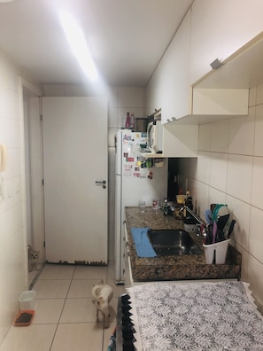 Frigorífico, microondas, placa de cocina y licuadora