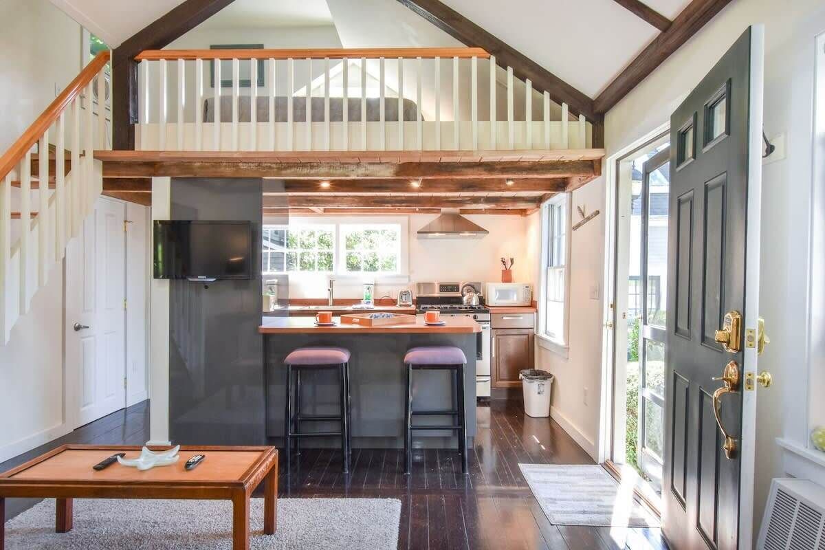 Steps from Commercial Street, Dogs Welcome!